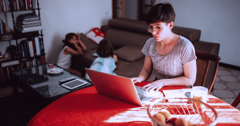 Ficar no home office ou voltar para o presencial