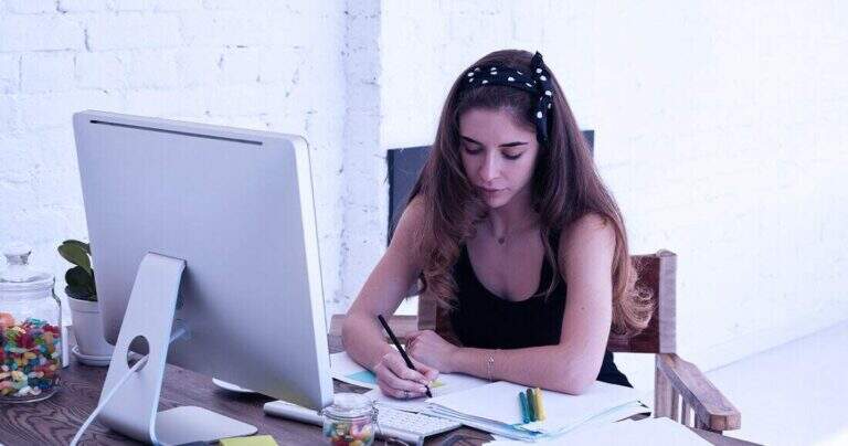 Como os cursos rápidos e gratuitos podem te ajudar na recolocação