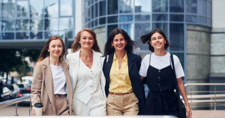 Número de mulheres em cargo de liderança cresceu 51% em 2023, segundo BNE