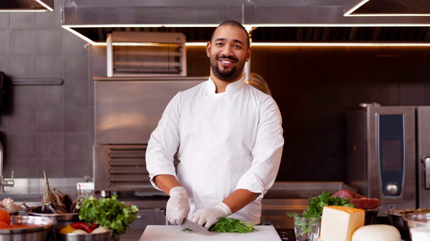 Número de vagas para cozinheiros cresceu 45% nos primeiros meses de 2025, diz BNE