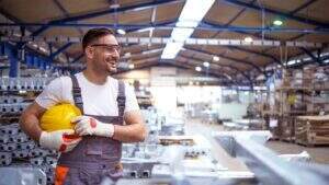 Operador de Produção: o que faz, onde pode trabalhar e qual seu salário