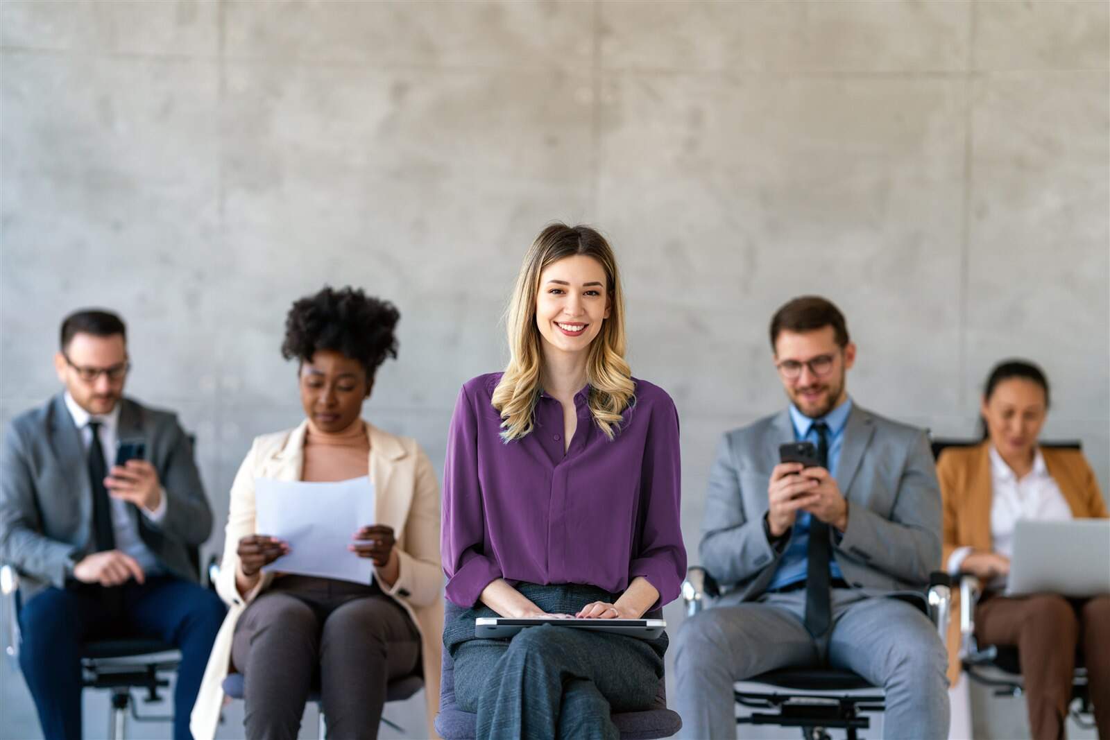 Profissionais aguardando uma entrevista de emprego